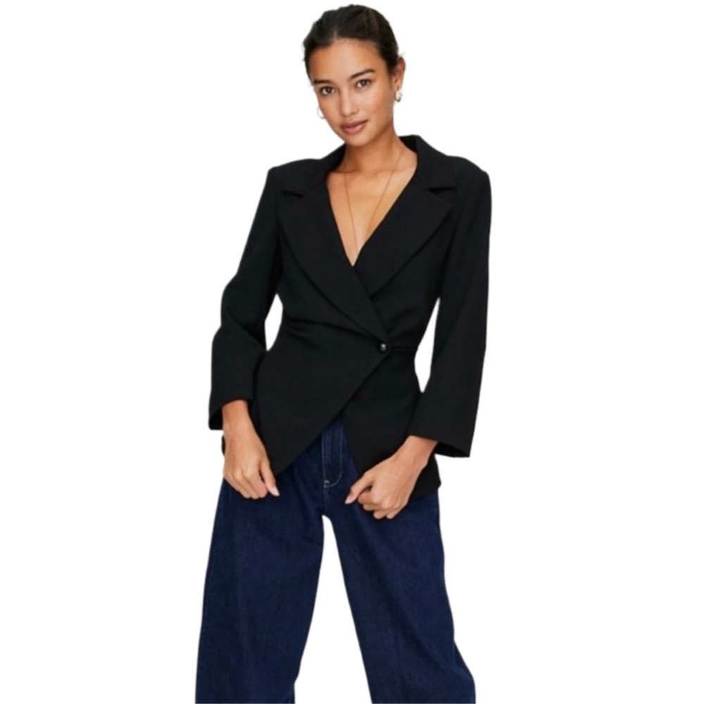 Aritzia Selina Blazer Tailored Wrap Style Sz 4 Black NWT Business Quiet Luxury - Picture 2 of 8